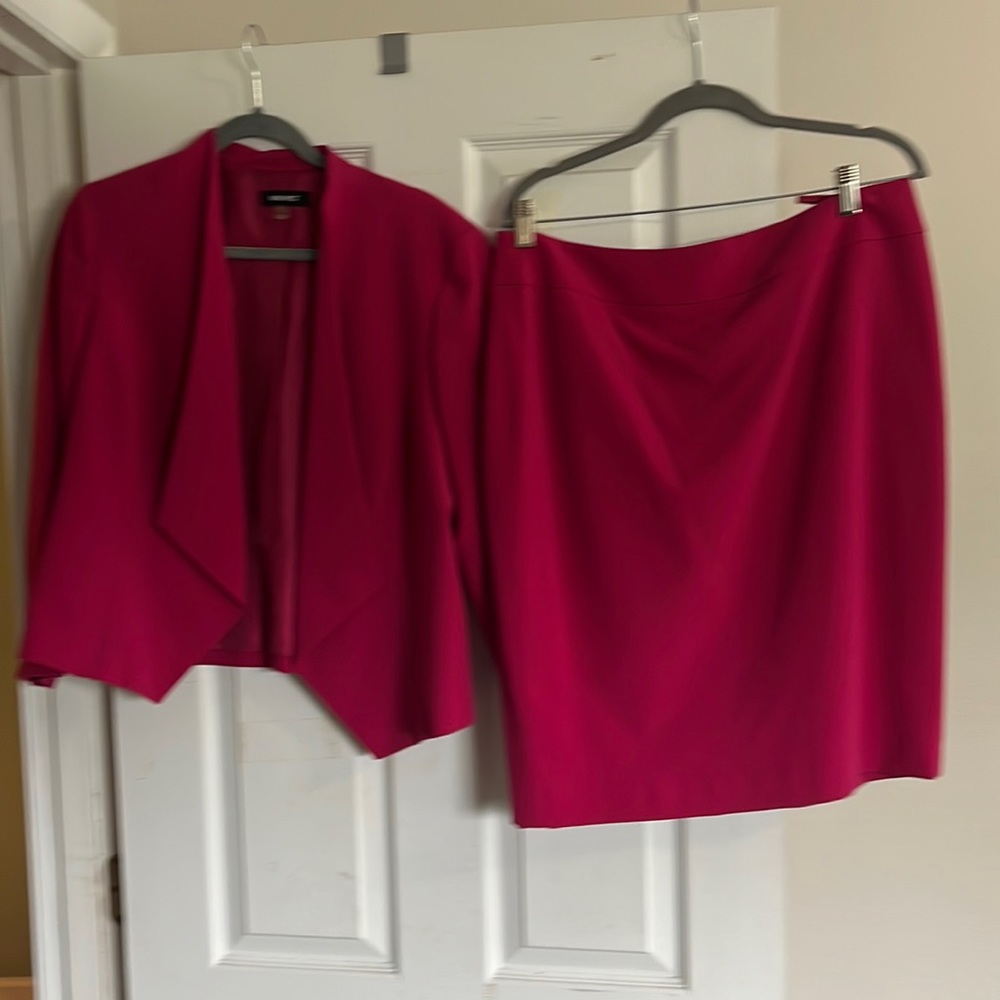 Nine West fushia skirt suit, size 12